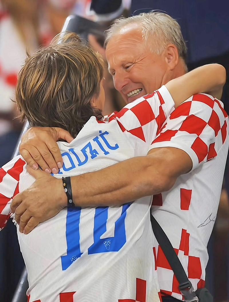 李章洙回渝参加足协杯夺冠25周年纪念赛，感慨儿子当年才初中