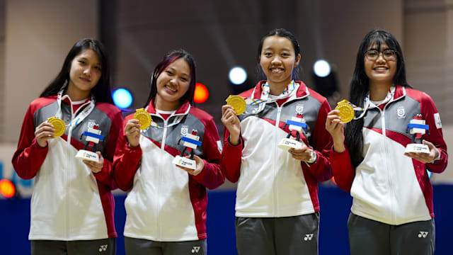 女生在校内打篮球技法惊人，男同学现场沸腾被实力圈粉