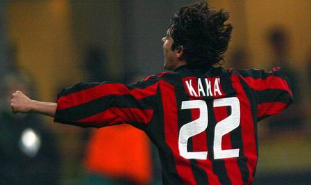 墨西哥一处世界杯训练场地状况百出：一角长满了树，边线是弯的