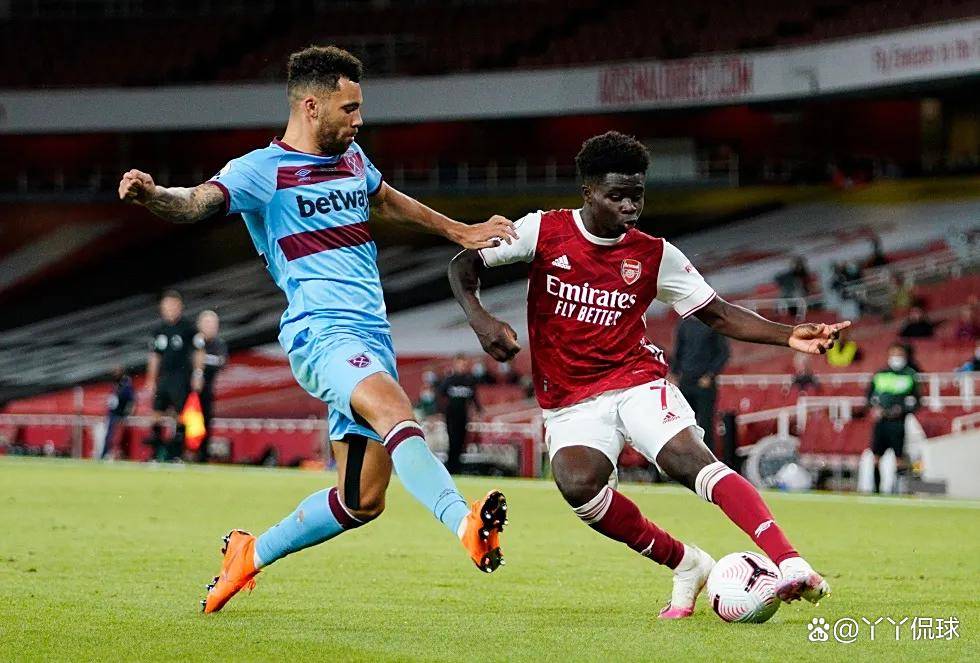 汪涵陪儿子参加马术比赛，嚼槟榔一脸享受，与老婆交替带娃引热议